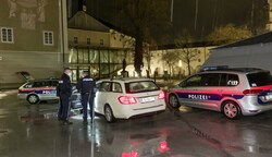 Tatort: Festspielbezirk. Polizisten untersuchen das Taxi des Opfers. (Bild: Tschepp Markus)