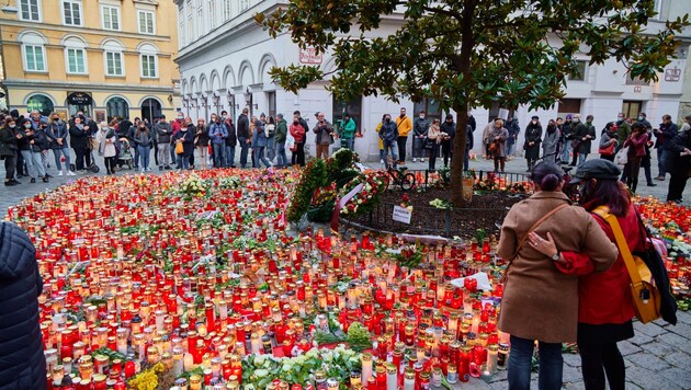 Lange erinnerte ein berührendes Kerzenmeer an den Terroranschlag in der Wiener Innenstadt. (Bild: Starpix/ Alexander TUMA)