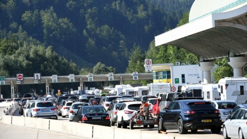 Alljährlich staut es sich zur Reisezeit vor dem Tunnel. (Bild: Sobe Hermann)