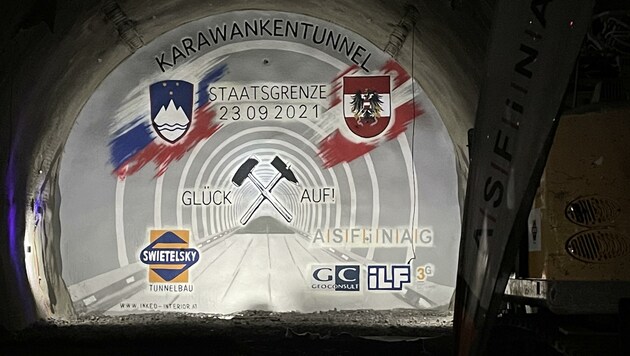 Ein Kunstwerk im Tunnel soll den Durchbruch symbolisieren. (Bild: Marcel Tratnik)