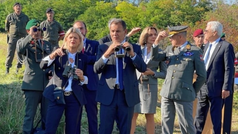 Verteidigungsministerin Klaudia Tanner (ÖVP) und ihr Amtskollege Nikolaos Panagiotopoulos aus Griechenland beim Lokalaugenschein in Siegendorf (Bild: Christian Schulter)