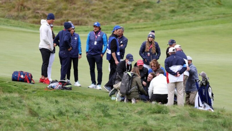 Tom Felton wird nach seinem Zusammenbruch von anderen Teilnehmern des Golfturniers betreut. (Bild: APA/ Richard Heathcote/Getty Images/AFP)