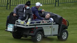 Tom Felton wird vom Golfplatz gebracht. (Bild: APA/AP Photo/Ashley Landis)