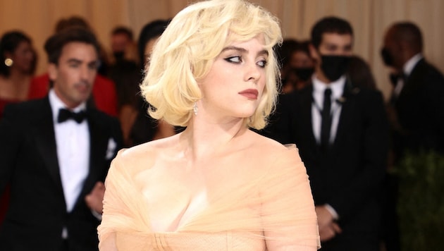 Billie Eilish with blonde hair (Bild: APA/Dimitrios Kambouris/Getty Images for The Met Museum/Vogue /AFP)