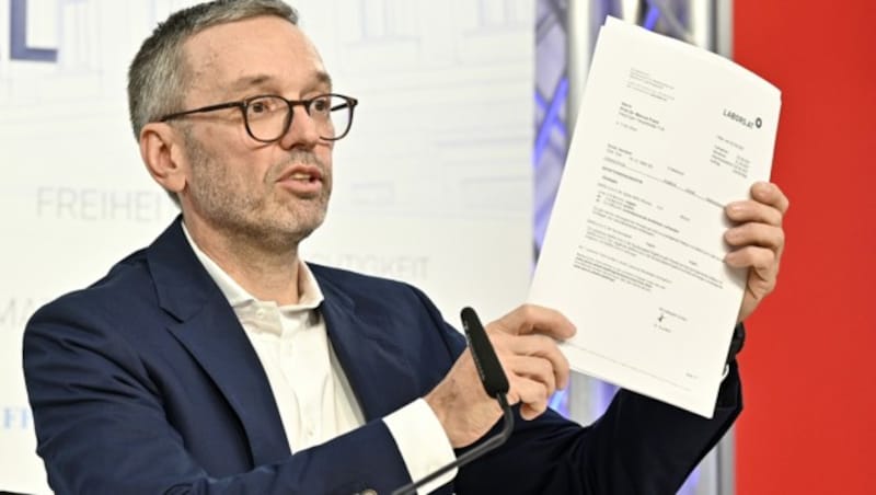 Aus diesem Laborbefund soll hervorgehen, dass FPÖ-Chef Herbert Kickl weder geimpft noch genesen ist. (Bild: APA/HANS PUNZ)