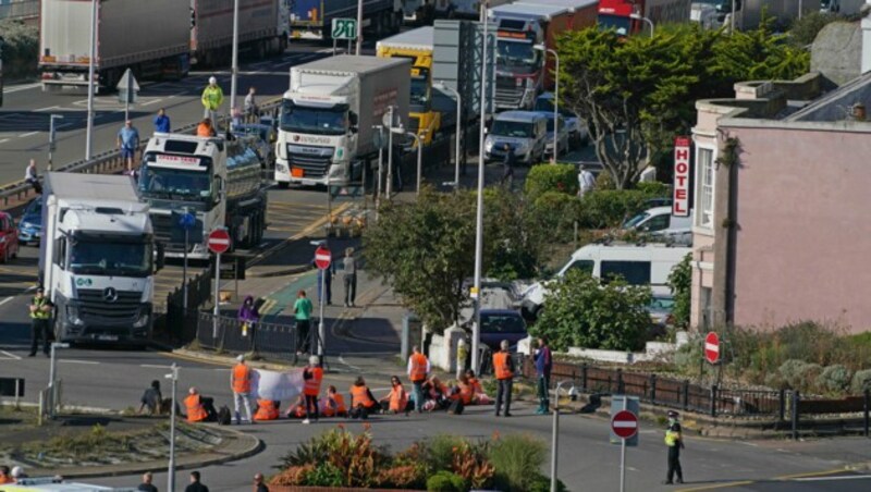 Der versperrte Hafeneingang führte dazu, dass Lkws den Hafen von Dover nicht mehr verlassen konnten. (Bild: AP)