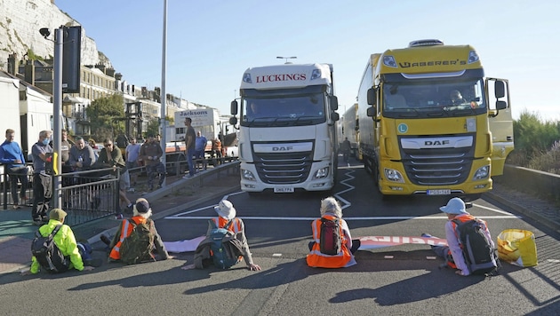 In der britischen Hafenstadt Dover blockierten Aktivisten den Eingang des Hafens, was zu Staus führte. (Bild: AP)