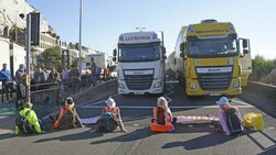In der britischen Hafenstadt Dover blockierten Aktivisten den Eingang des Hafens, was zu Staus führte. (Bild: AP)