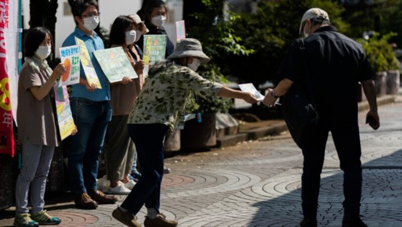 Auch in der japanischen Hauptstadt Tokio wurde am Freitag für den Klimaschutz demonstriert. In Tokio verteilten Unterstützer von Fridays for Future Flyer für Solarenergie. (Bild: AP)