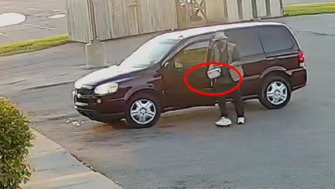 Aufnahmen einer Überwachungskamera zeigen Allen beim Verlassen seines Autos mit einer Rohrbombe. (Bild: U.S. District Court)