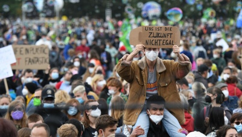 In der deutschen Hauptstadt Berlin gingen Tausende Menschen auf die Straße. „Uns ist die Zukunft nicht egal“, steht etwa auf einem der Plakate zu lesen. (Bild: AFP)