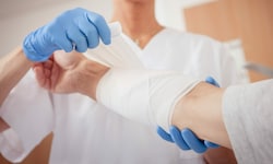 Der Pflegenotdienst soll unter anderem beim Verbandswechsel helfen.