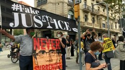 Hunderte Menschen demonstrierten vor der italienischen Botschaft in Barcelona für die Freilassung von Puigdemont. (Bild: ruptly.tv)