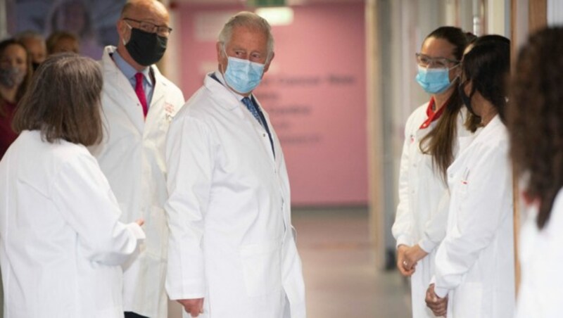 Camillas Ehemann Prinz Charles im Mai 2021 im Breast Cancer Now Toby Robins Research Centre (Bild: Eddie MULHOLLAND / POOL / AFP)