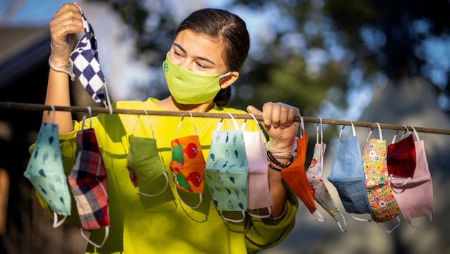 Diese 16-jährige Norwegerin hat während der Pandemie zahlreiche Masken für Freunde und Verwandte angefertigt. Nun muss sie weniger nähen. (Bild: APA/AFP/NTB Scanpix/Heiko Junge)