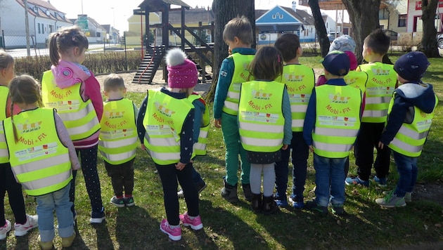Im Gemeindekindergarten in Deutsch-Schützen werden die Warnwesten schon fleißig beim Spazierengehen getragen. (Bild: Kindergarten Deutsch-Schützen)