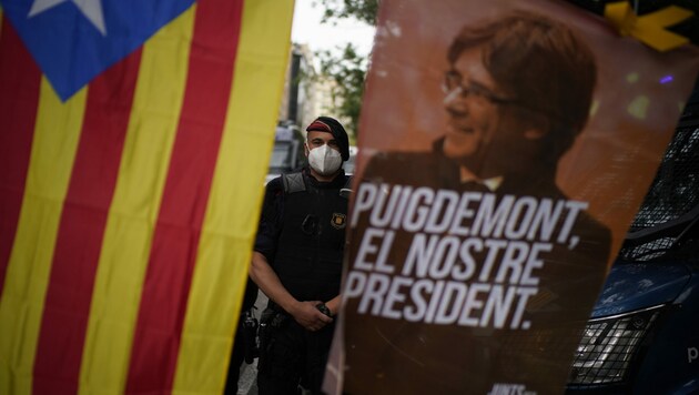 Demo für die Freilassung von Carles Puigdemont in Barcelona (Bild: AP)