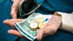 Wie viel Geld bleibt im Alter im Börsel? Eine heikle Frage vor allem für die Politik. (Bild: stock.adobe.com)
