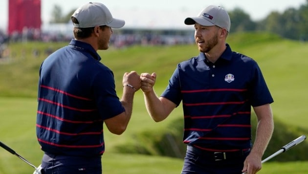 Daniel Berger und Brooks Koepka freuen sich für Team USA … (Bild: Associated Press)
