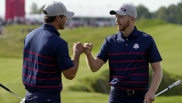 Daniel Berger und Brooks Koepka freuen sich für Team USA … (Bild: Associated Press)