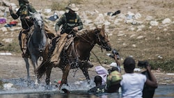 US-Grenzschützer gingen in Texas brutal gegen Flüchtlinge aus Haiti vor. (Bild: The Associated Press)