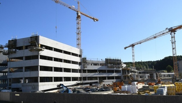 Mega-Bau Krankenhaus: In Oberwart findet sich die größte Baustelle des Burgenlandes. (Bild: P. Huber)