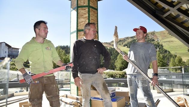 Hans Weißenbacher (Mitte) arbeitet dieser Tage mit seinen Söhnen Hans junior und Andreas an der neuen Schirmbar. (Bild: Holitzky Roland)