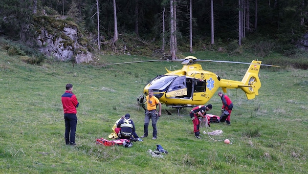 Die Kletterer wurden mittels Tau vom Hubschrauber aus geborgen (Bild: zoom.tirol)