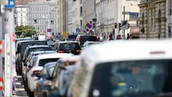 Verkehrsstau vor einer Ampel in Wien (Bild: ©Spitzi-Foto - stock.adobe.com)