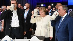 Standesgemäß mit einer Maß Bier fand der Wahlkampf der Union mit Ministerpräsident Markus Söder, Kanzlerin Angela Merkel und Spitzenkandidat Armin Laschet am Münchner Nockherberg sein Ende. (Bild: APA/dpa/Sven Hoppe)