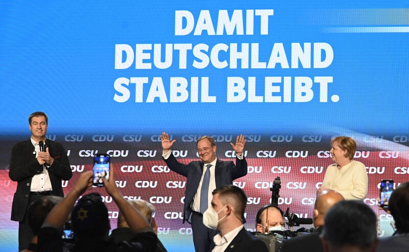 Ministerpräsident Markus Söder, Spitzenkandidat Armin Laschet und Kanzlerin Angela Merkel (Bild: APA/AFP/THOMAS KIENZLE)