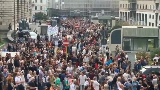 Am Samstag gingen in Triest Tausende Menschen auf die Straße, um gegen die 3G-Regel zu demonstrieren. (Bild: Screenshot Twitter/Radio Genova)