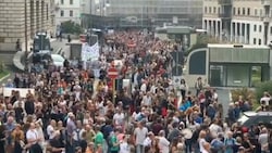 Am Samstag gingen in Triest Tausende Menschen auf die Straße, um gegen die 3G-Regel zu demonstrieren. (Bild: Screenshot Twitter/Radio Genova)