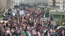 Am Samstag gingen in Triest Tausende Menschen auf die Straße, um gegen die 3G-Regel zu demonstrieren. (Bild: Screenshot Twitter/Radio Genova)