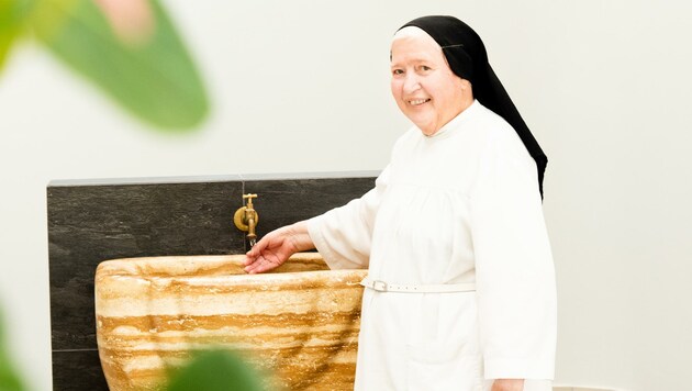 Schwester Elisabeth ist seit langer Zeit für die Kneippgüsse zuständig. (Bild: Hauswirth/Marienkron)