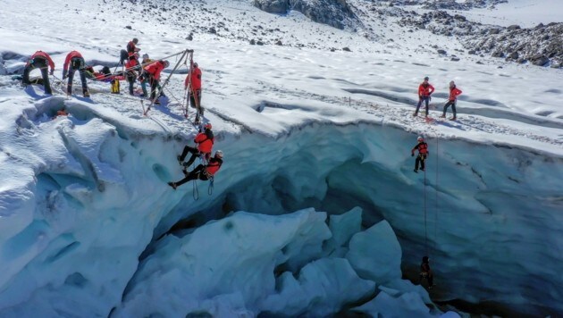 Die Bergung nach einem Spaltensturz wird im Ausbildungszentrum Jamtal der Tiroler Bergrettung perfekt trainiert. (Bild: Engelbert Obex)