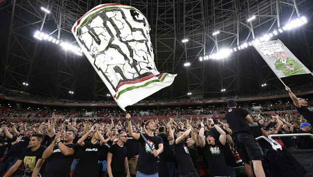 Die bekannt sympathischen Fußballfans aus dem benachbarten Ungarn. (Bild: EPA)