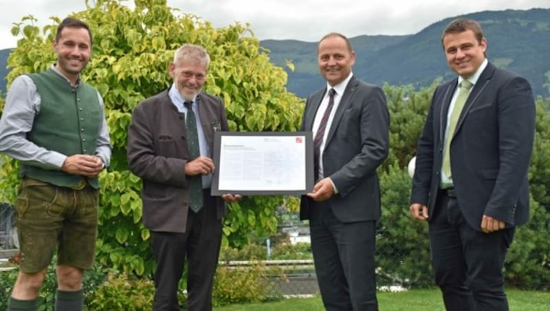 Klaus Wallnöfer (rechts) mit Landesjägermeister Anton Larcher (links) und LH-Stellvertreter Josef Geisler (ÖVP). (Bild: Land Tirol/Entstrasser-Müller)