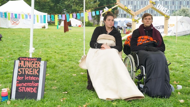 Auch Lea und Henning, die beiden verbliebenen Teilnehmer, beendeten am Samstag ihren Hungerstreik. (Bild: APA/dpa/Jörg Carstensen)