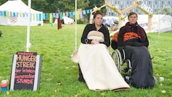 Auch Lea und Henning, die beiden verbliebenen Teilnehmer, beendeten am Samstag ihren Hungerstreik. (Bild: APA/dpa/Jörg Carstensen)