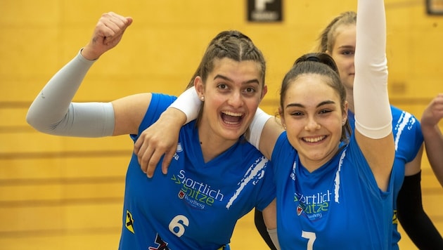 Die Dornbirner Volleyball-Girls um Magdalena Halbeisen (li.) und Pia Lampert hatten bereits am ersten Spieltag Grund zum Jubeln. (Bild: Maurice Shourot)