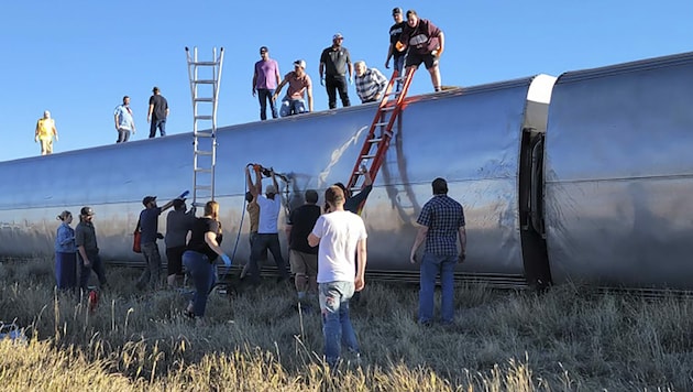 Im US-Bundesstaat Montana ist ein Zug entgleist, mehrere Waggons kippten auf die Seite. (Bild: AP/Kimberly Fossen)