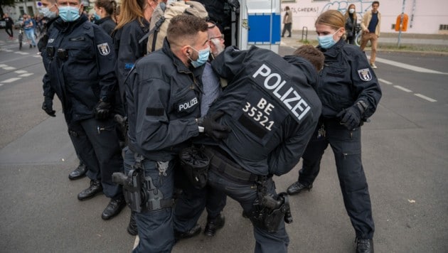 In Deutschland warnte Innenminister Horst Seehofer vor einer Radikalisierung der Querdenker-Bewegung. (Bild: APA/dpa/Christophe Gateau)