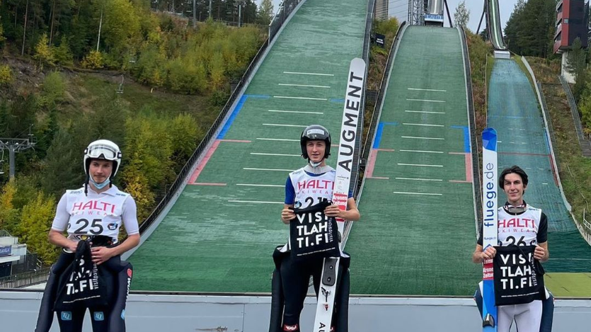 Der Dornbirner Skispringer Andre Fussenegger (M.) schlug beim FIS-Cup in Lahti doppelt zu, gewann beide Bewerbe (Bild: Skijumping vorarlberg/Instagram)