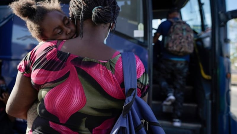 Mehr als 10.000 Migranten campierten zeitweise unter einer Brücke in der texanischen Grenzstadt Del Rio. Die USA schoben sie nach Haiti ab. (Bild: AP)