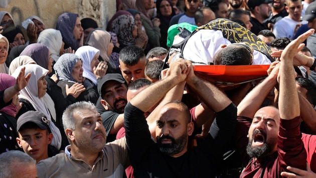 Trauernde tragen den Leichnam eines nahe Jenin getöteten Palästinensers. (Bild: APA/AFP/JAAFAR ASHTIYEH)