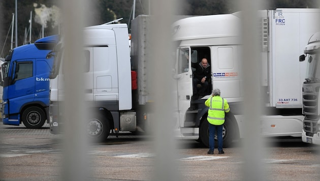 Ausländische Lkw-Fahrer sollen die Lieferketten in Großbritannien nun wieder in Gang bringen. (Bild: AFP/BEN STANSALL)