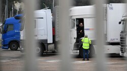 Ausländische Lkw-Fahrer sollen die Lieferketten in Großbritannien nun wieder in Gang bringen. (Bild: AFP/BEN STANSALL)