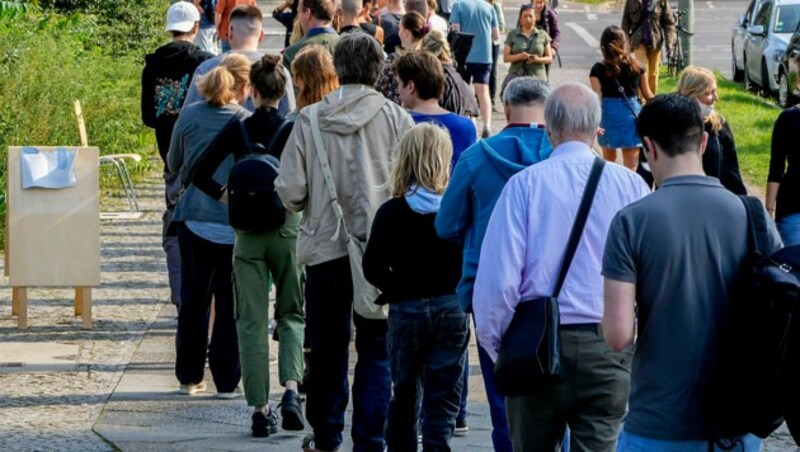 Lange Schlangen im Berliner Bezirk Moabit (Bild: AP)