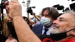 Carles Puigdemont posierte mit Schaulustigen auch für Selfies. (Bild: MIGUEL MEDINA / AFP)